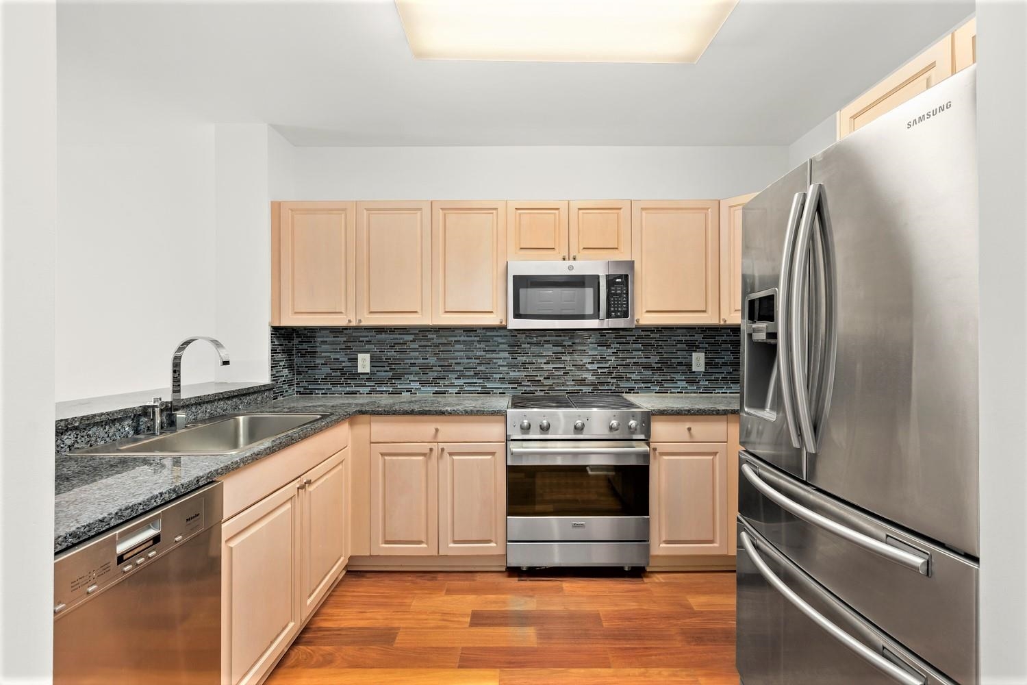 102 Rutledge Court Edgewater, NJ 07020 - Photo 8 of 31 Gallery Image 8