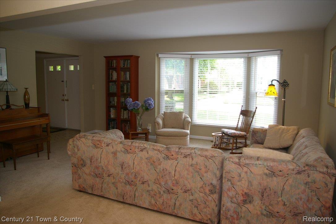 36973 Fox Run Farmington, MI 48331 - Photo 4 of 25 Living Room