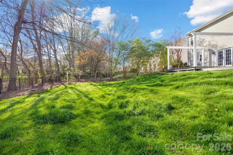 a view of a house with backyard and garden