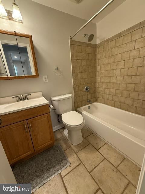 607 St Dunstans Road Baltimore, MD 21212 - Photo 13 of 25 a bathroom with a bathtub a sink a toilet and a mirror