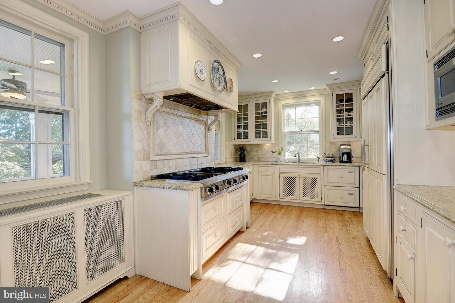 9414 Georgetown Pike Great Falls, VA 22066 - Photo 10 of 38