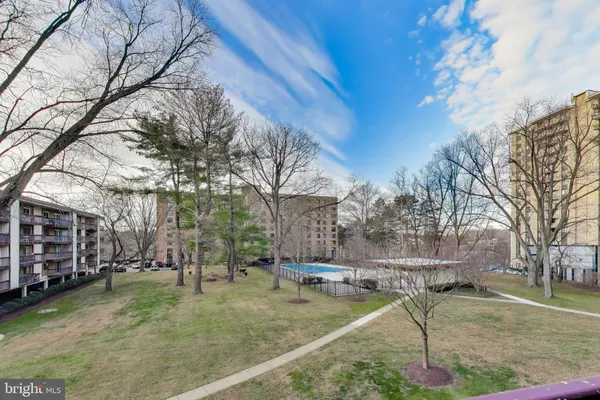 a view of yard with tree in the background