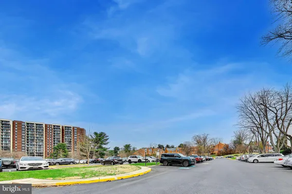 $2,000 | 7420 Lakeview Drive, Unit W205, Bethesda, MD 20817