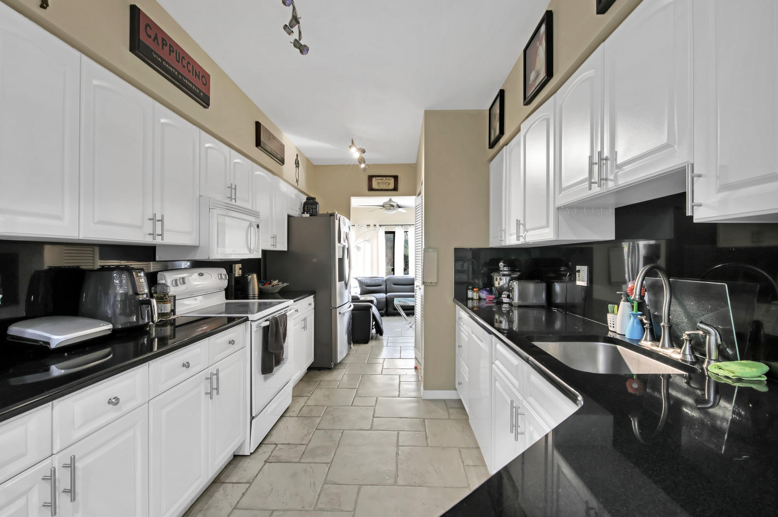 8602 Vía Giula Boca Raton, FL 33496 - Photo 6 of 27 Kitchen