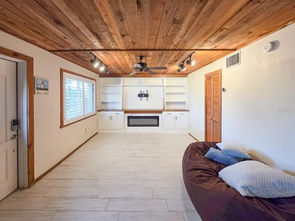 a view of entryway with furniture