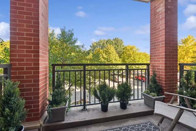 $250,000 | 2335 West Belle Plaine Avenue, Unit 205, Chicago, IL 60618