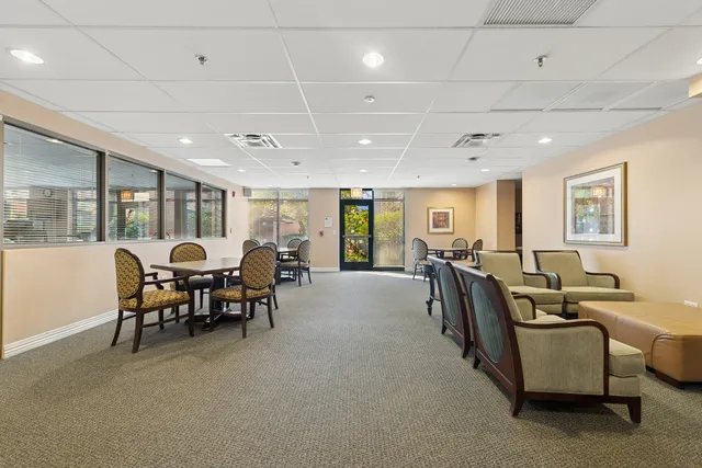 $250,000 | 2335 West Belle Plaine Avenue, Unit 205, Chicago, IL 60618