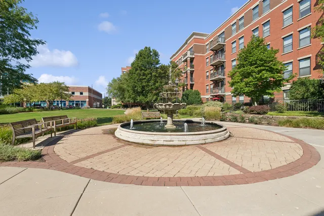 $250,000 | 2335 West Belle Plaine Avenue, Unit 205, Chicago, IL 60618