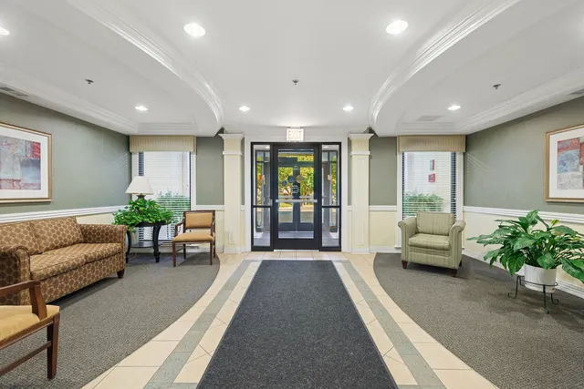 $250,000 | 2335 West Belle Plaine Avenue, Unit 205, Chicago, IL 60618