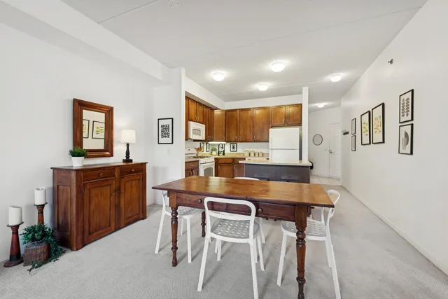 $250,000 | 2335 West Belle Plaine Avenue, Unit 205, Chicago, IL 60618