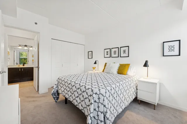 $250,000 | 2335 West Belle Plaine Avenue, Unit 205, Chicago, IL 60618