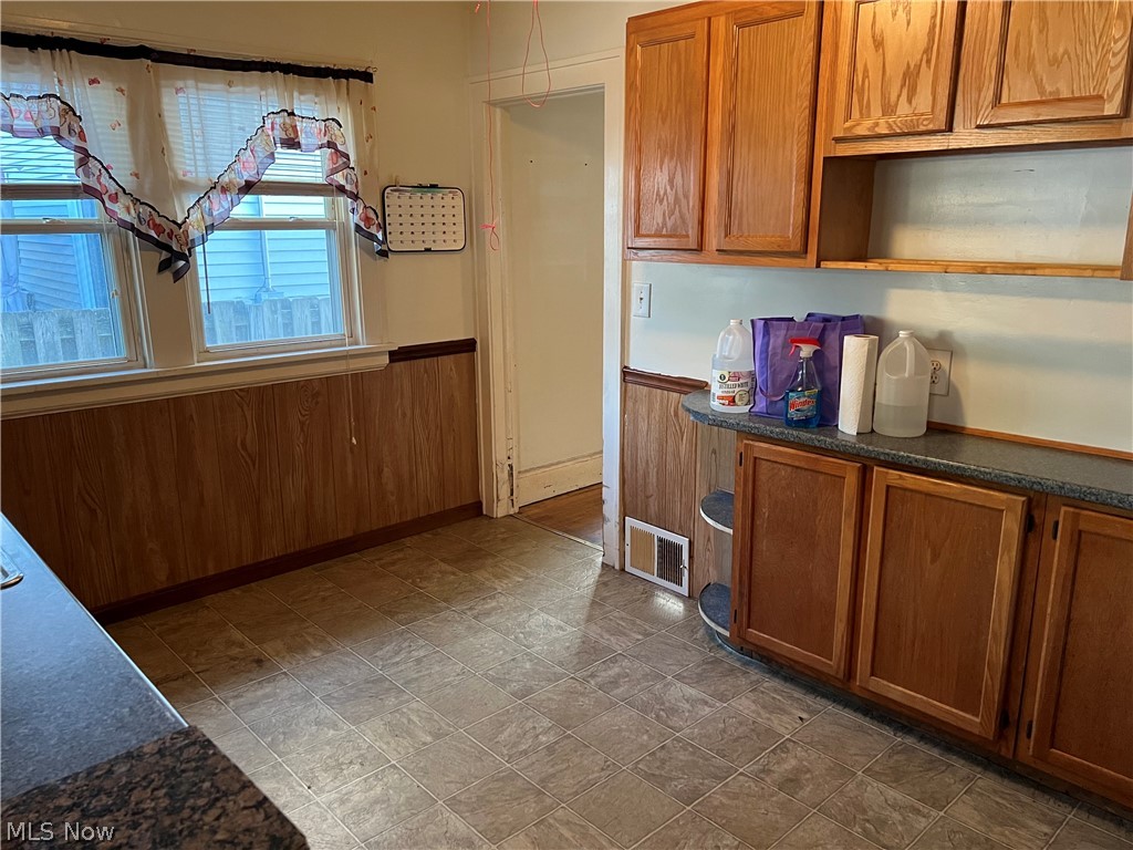 4621 Horton Road Cleveland, OH 44125 - Photo 3 of 12