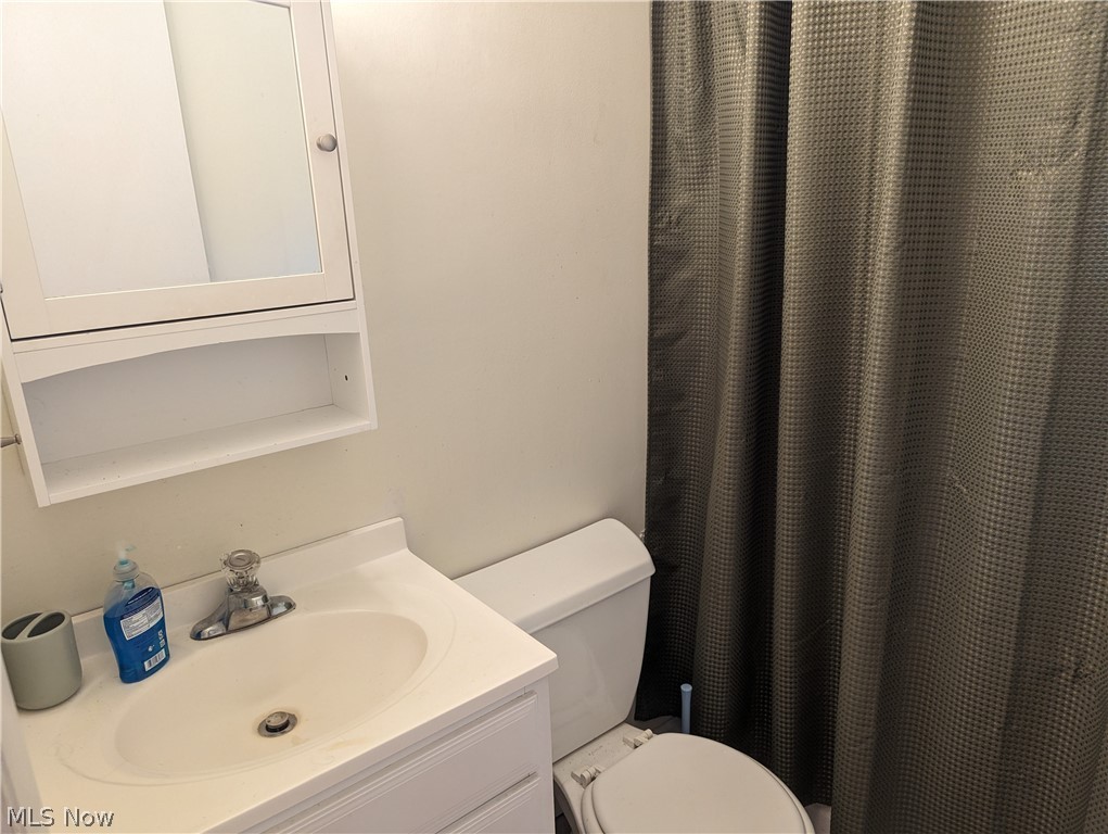 8127 Cedar Road Chesterland, OH 44026 - Photo 16 of 36 Full bath with combo tub/shower