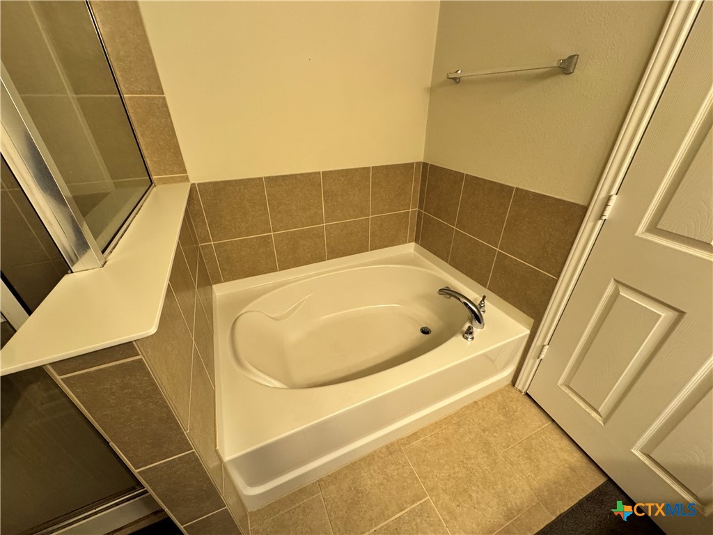 3101 Shawlands Road Killeen, TX 76542 - Photo 14 of 41 a bathroom with a bathtub