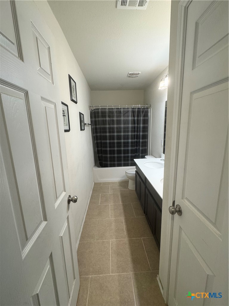 3101 Shawlands Road Killeen, TX 76542 - Photo 29 of 41 a bathroom with a bathtub and a shower