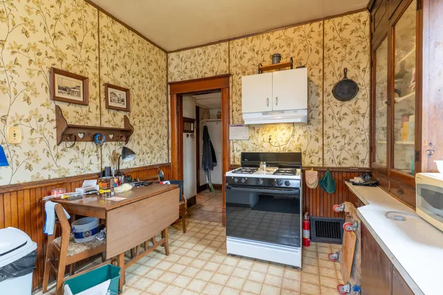 $229,900 | 324 South Roosevelt Street, Green Bay, WI 54301