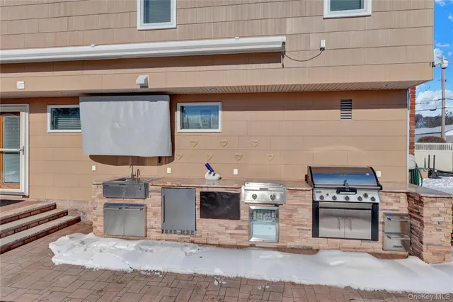 $799,999 | 98 Kingsland Avenue, West Islip, NY 11795