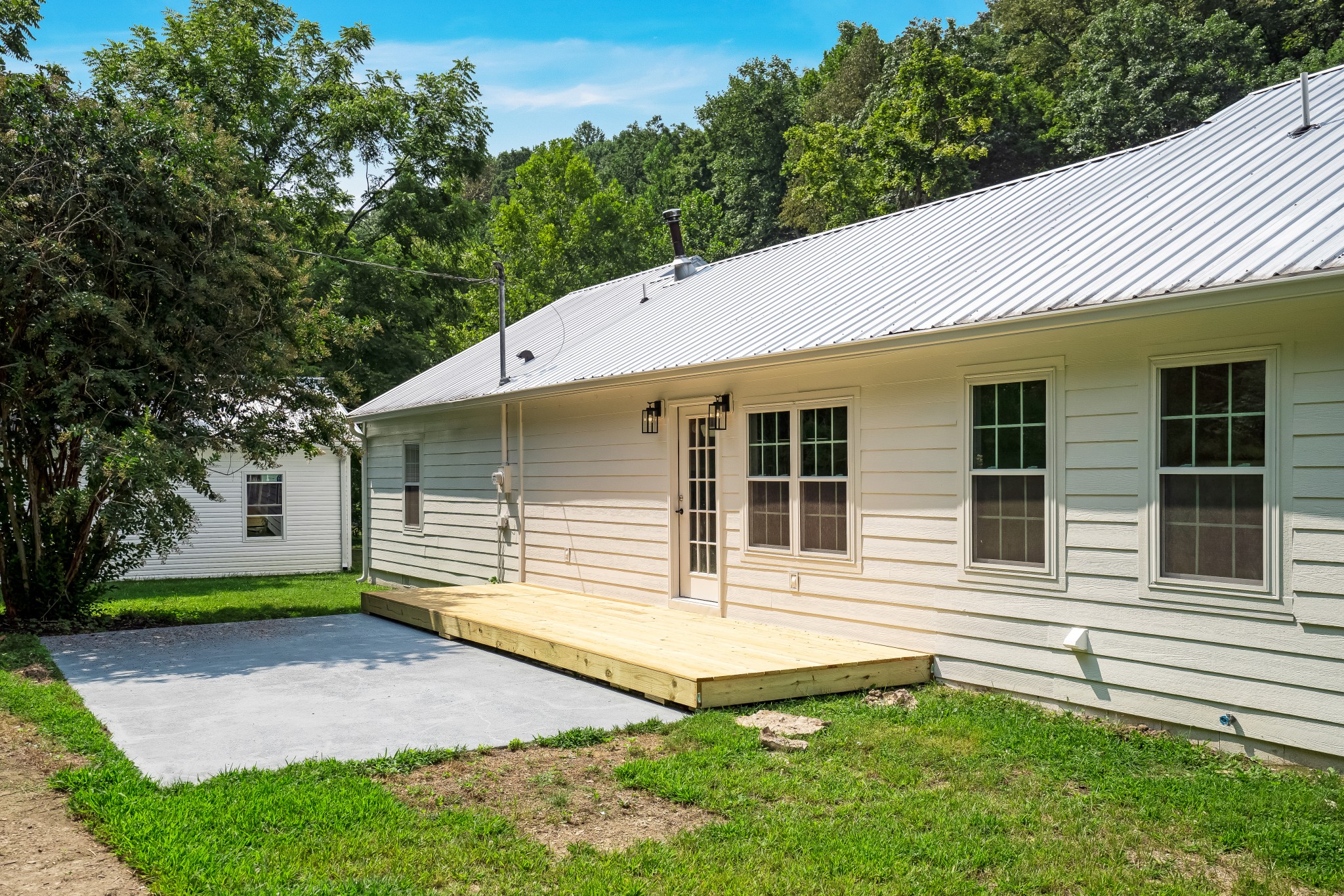 4048 Skelley Road Santa Fe, TN 38482 - Photo 32 of 43 a front view of a house with garden