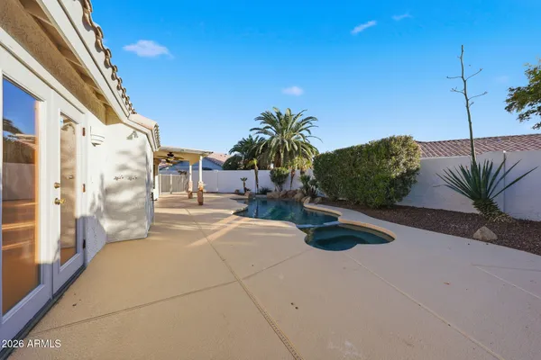 a view of a house with backyard