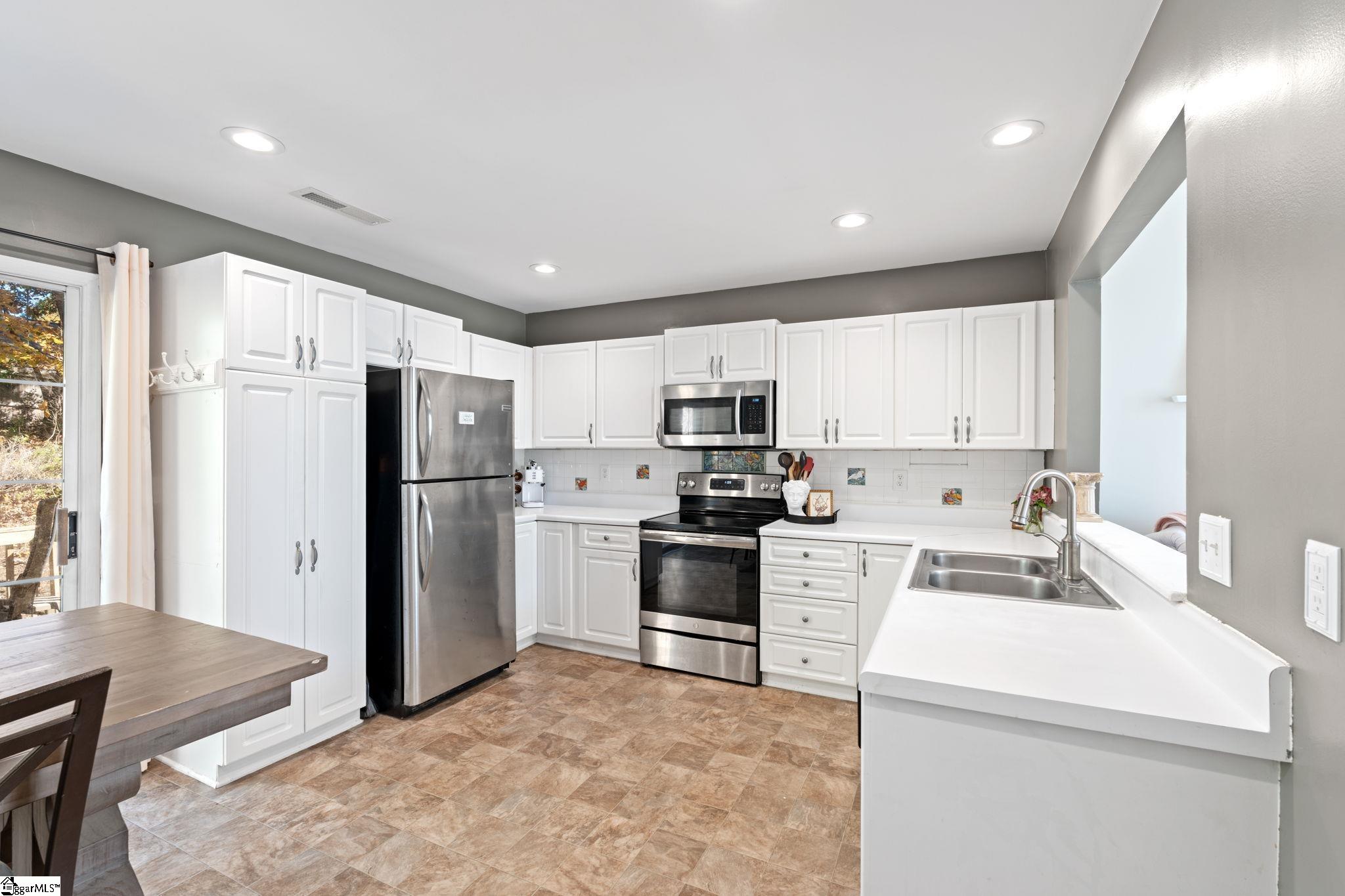 19 Waterfield Court Greer, SC 29650 - Photo 5 of 26