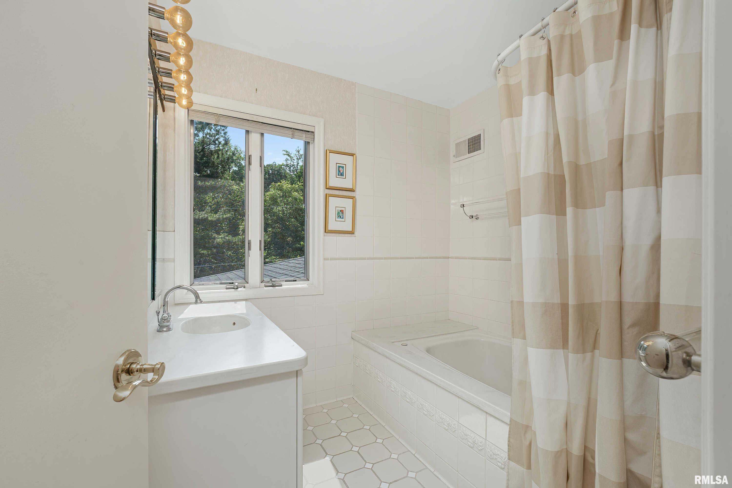 2213 Fairhaven Road Davenport, IA 52803 - Photo 25 of 40 Gallery Image 25