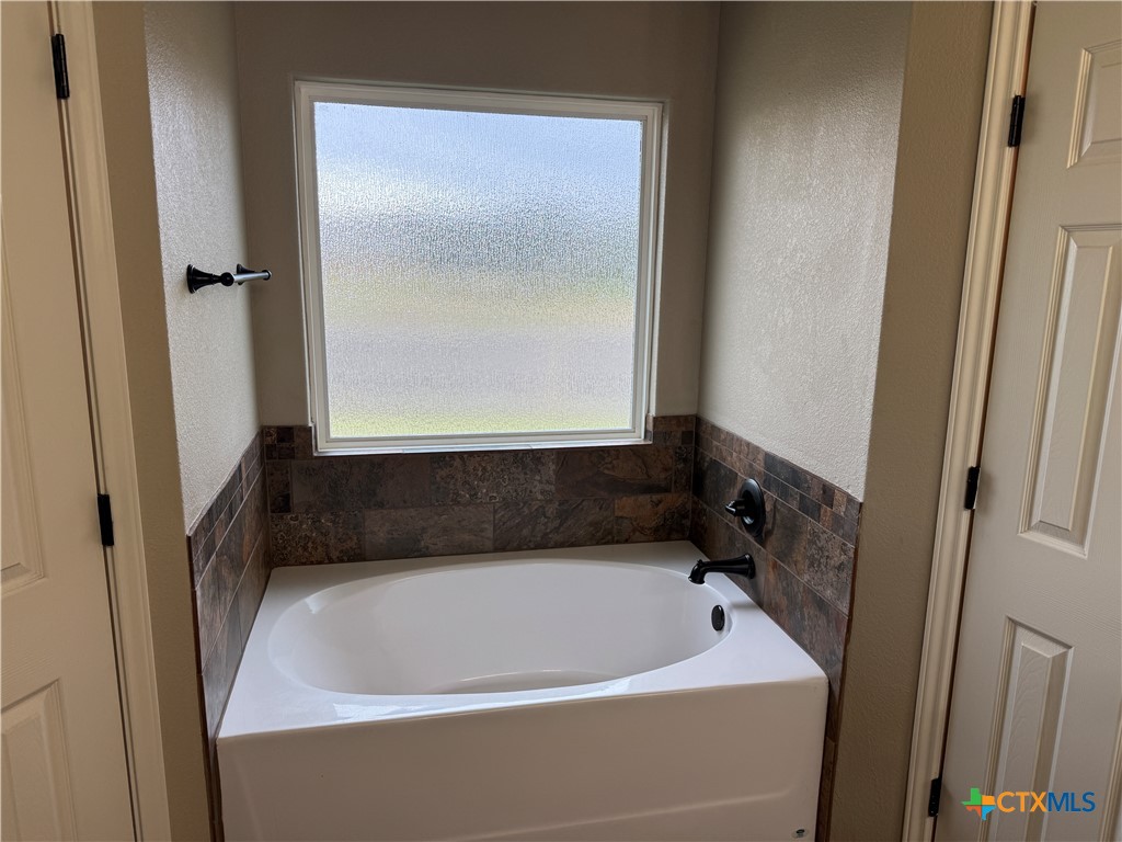 8811 Key Stone Temple, TX 76502 - Photo 20 of 22 a bathroom with a bathtub