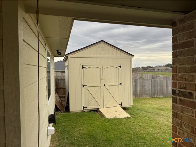 a view of an house with backyard