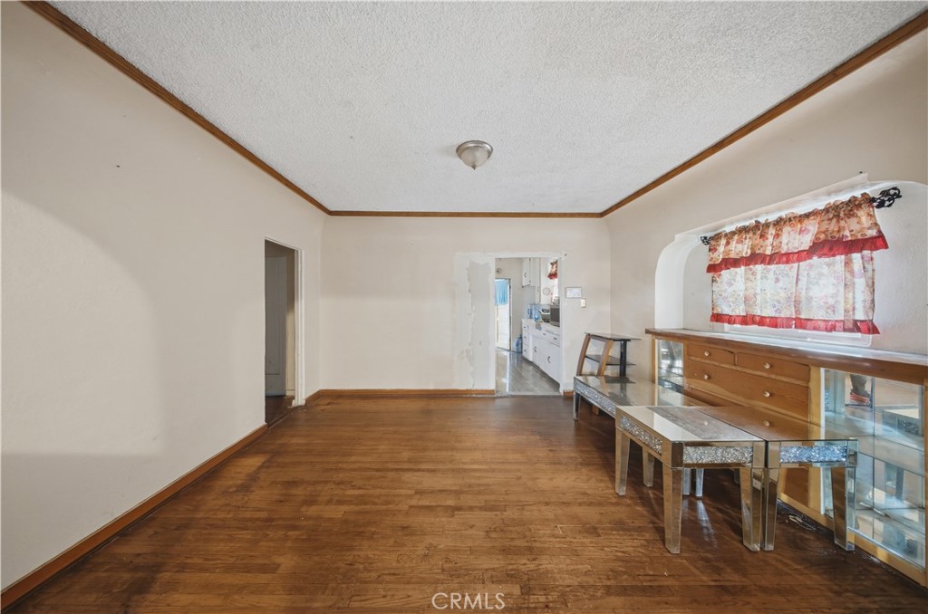 511 North Chester Avenue Compton, CA 90221 - Photo 6 of 9