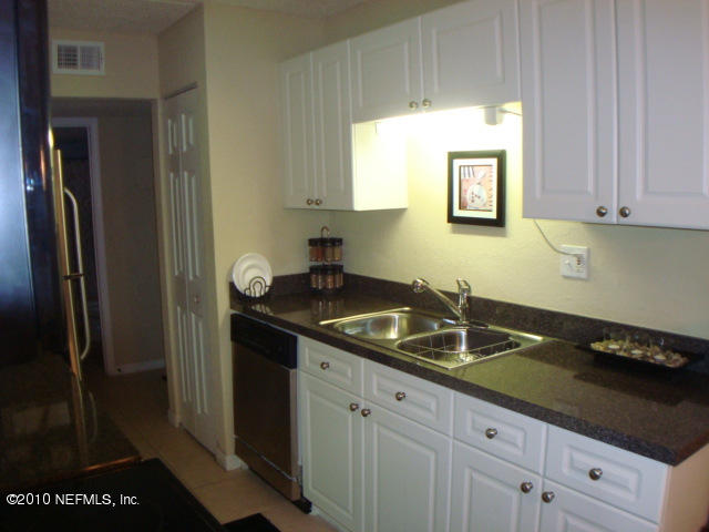 355 Monument Road, Unit 16D2 Jacksonville, FL 32225 - Photo 7 of 18 KITCHEN