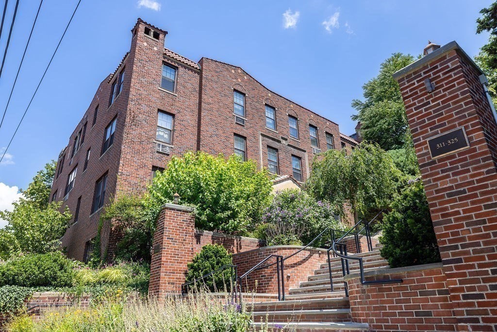 321 Tappan Street, Unit 2 Brookline, MA 02445 - Photo 23 of 25 a front view of a building