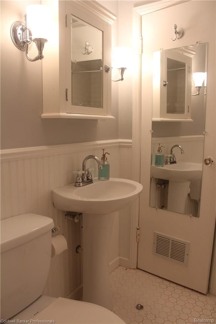 603 West University Drive Rochester, MI 48307 - Photo 35 of 41 Lower level full bath