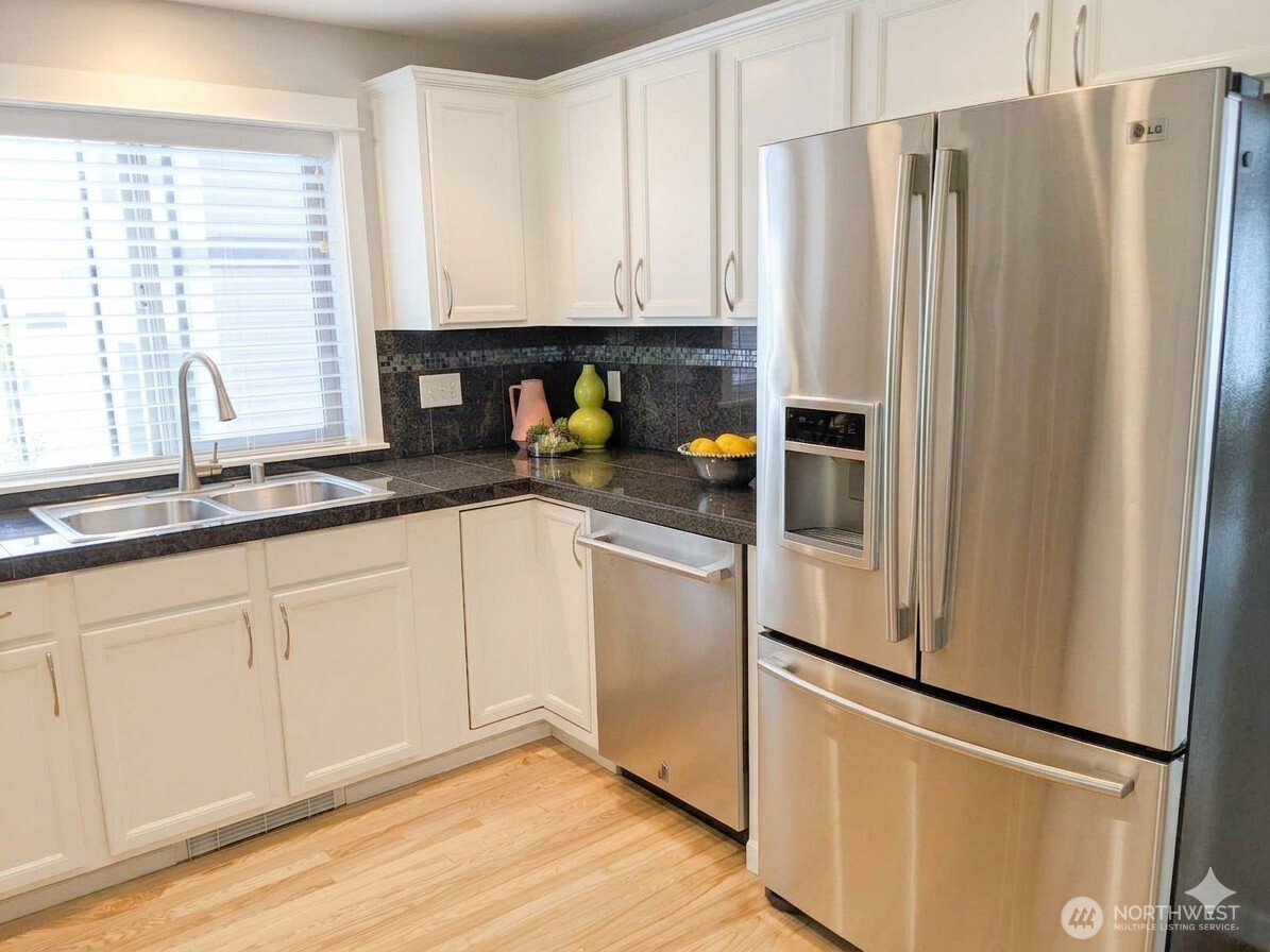2138 North 113th Street, Unit B Seattle, WA 98133 - Photo 10 of 37