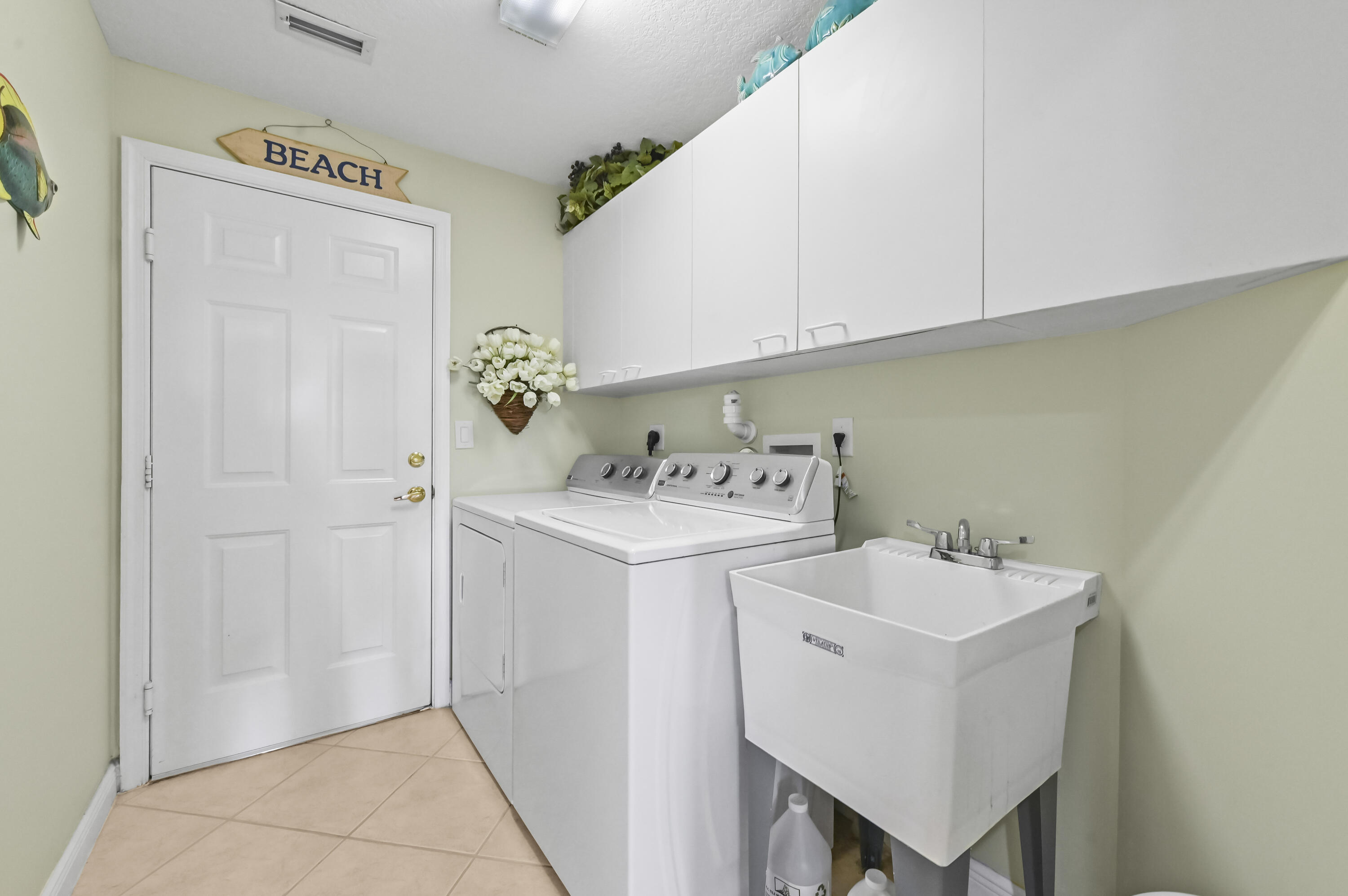 3111 Hamblin Way Wellington, FL 33414 - Photo 45 of 66 14 Laundry room 01