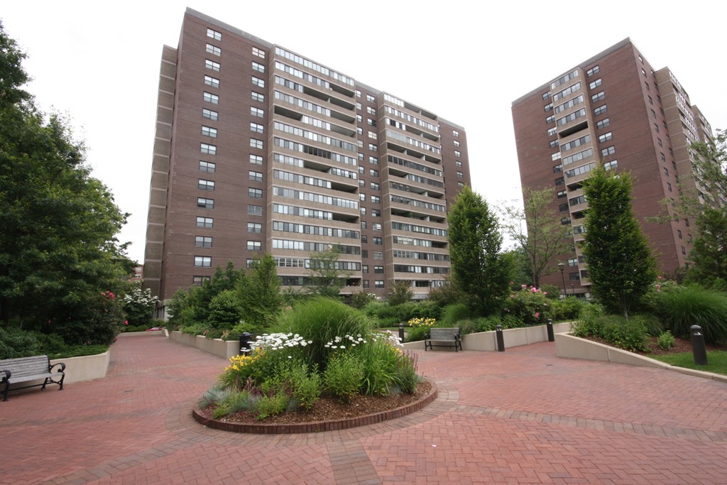 2 Hawthorne Place, Unit 15M Boston, MA 02114 - Photo 1 of 4