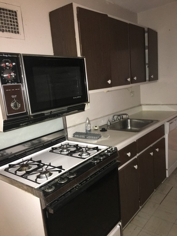 2 Hawthorne Place, Unit 15M Boston, MA 02114 - Photo 2 of 4