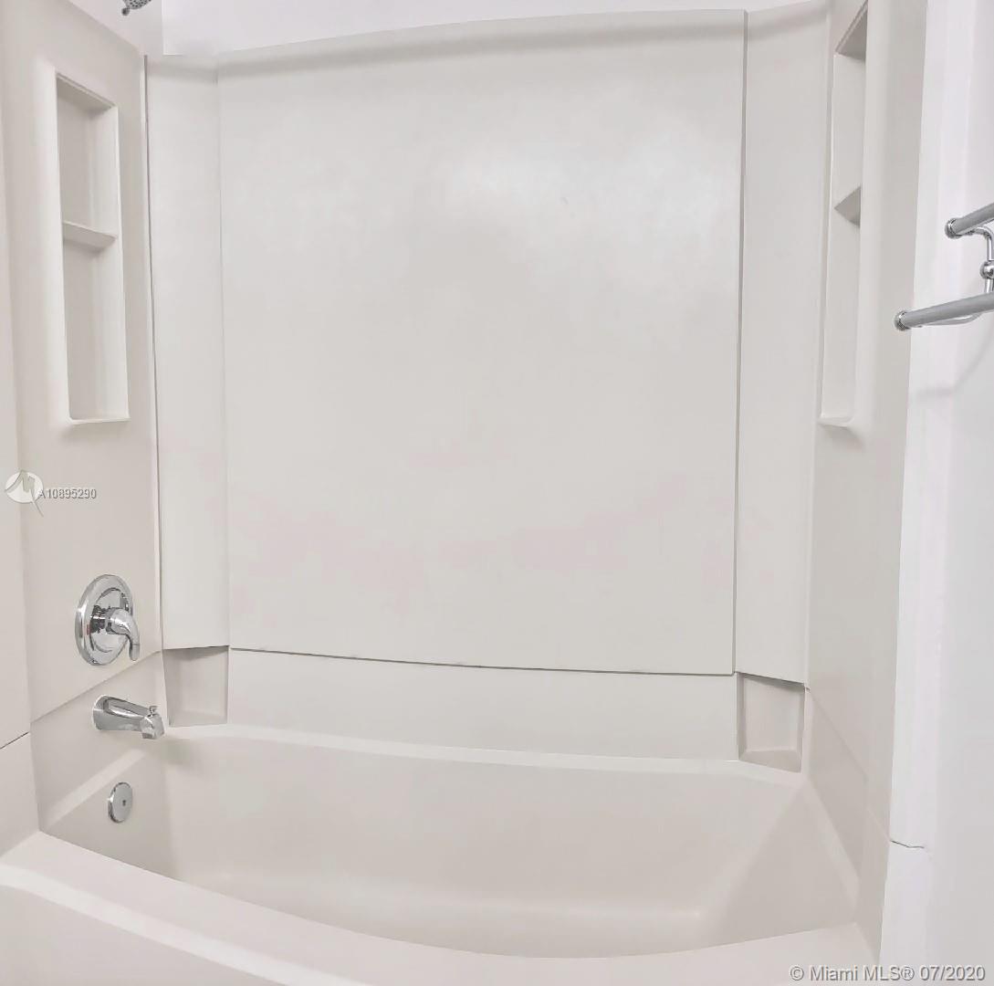 2701 Riverside Drive, Unit 514B Coral Springs, FL 33065 - Photo 13 of 22 a bathroom with a bathtub