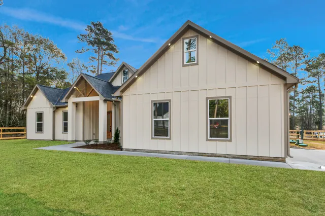 a view of a house with backyard