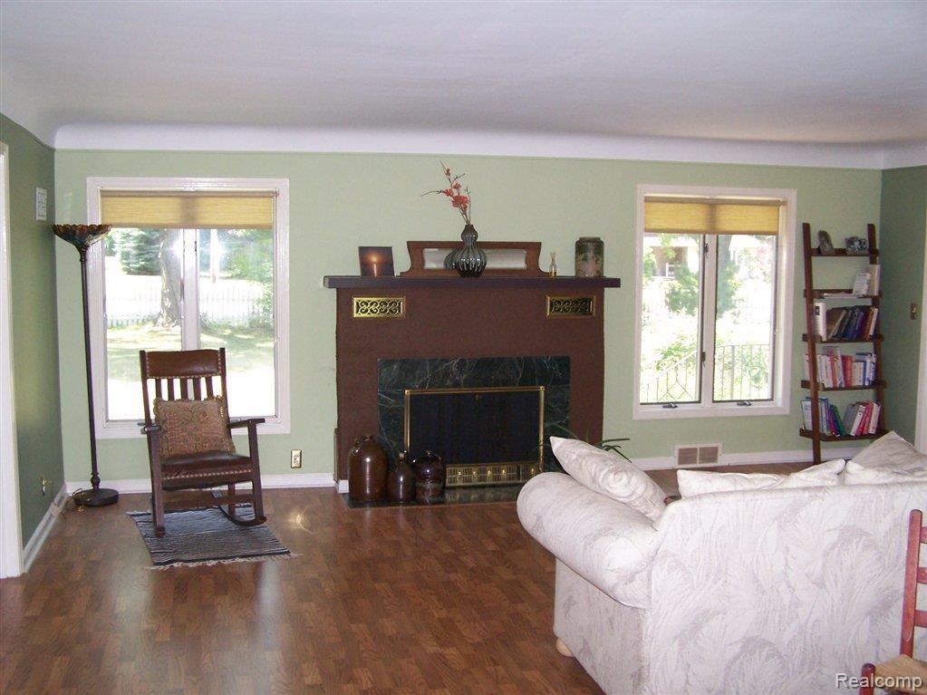 11680 Milford Road Holly, MI 48442 - Photo 20 of 25 Living Room.JPG