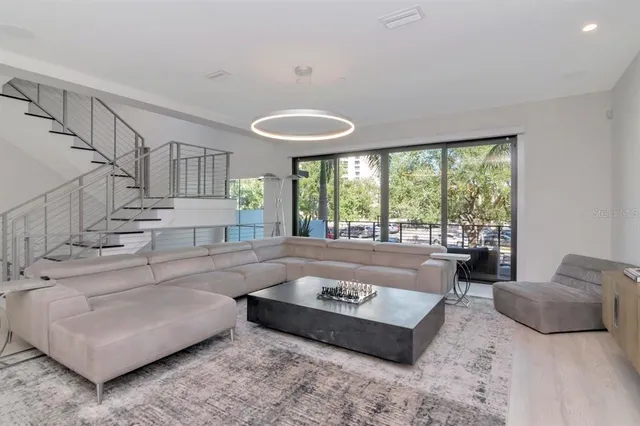 a view of entryway with a workspace