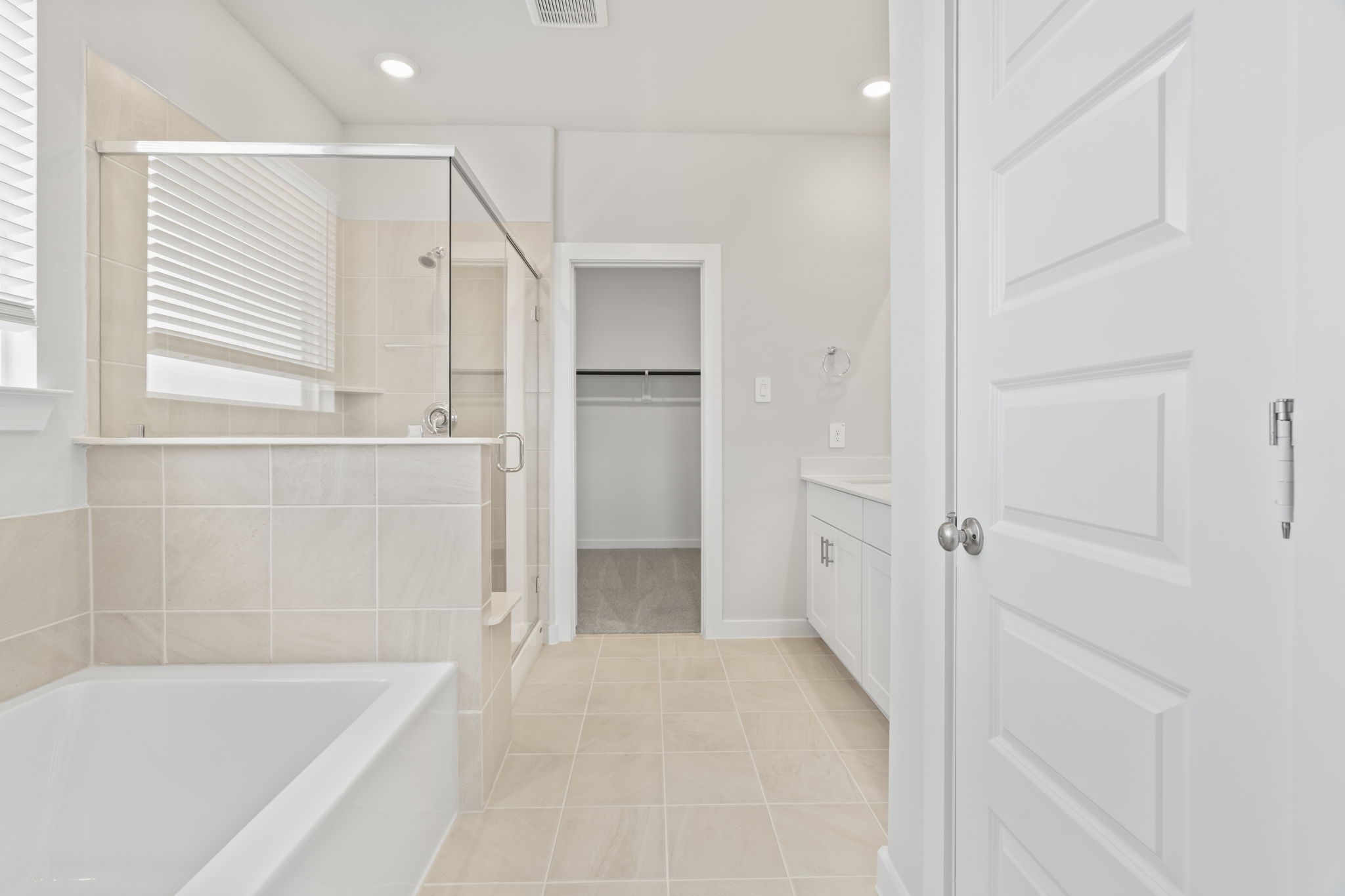 6606 Lenwood Lane Rosharon, TX 77583 - Photo 23 of 33 a bathroom with a bathtub and a shower