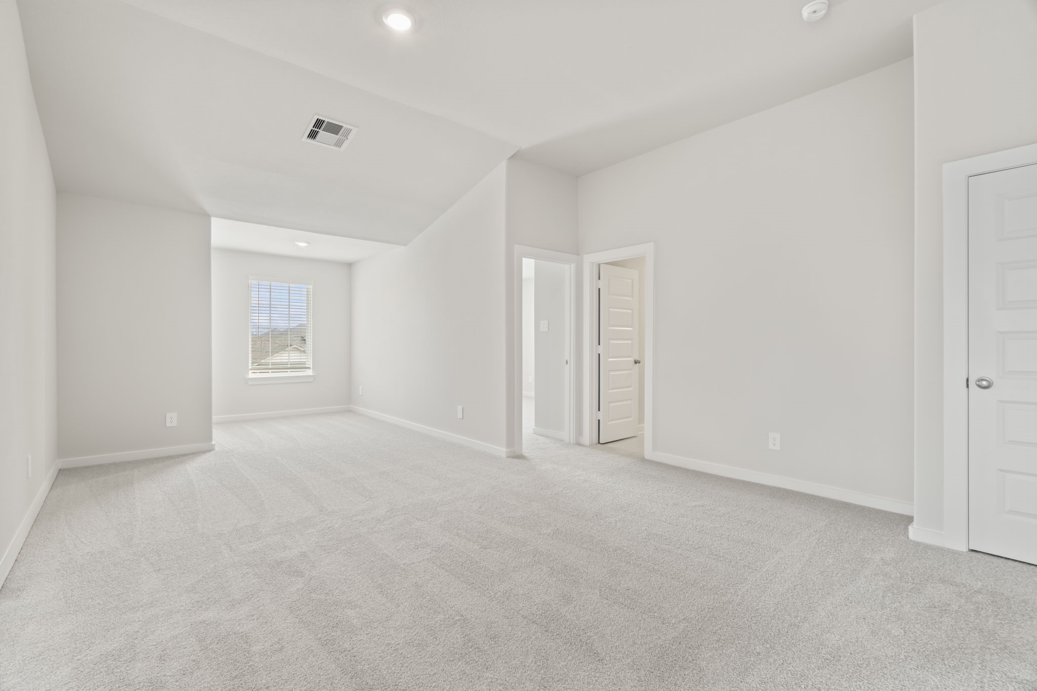 6606 Lenwood Lane Rosharon, TX 77583 - Photo 27 of 33 a view of an empty room and chandelier fan