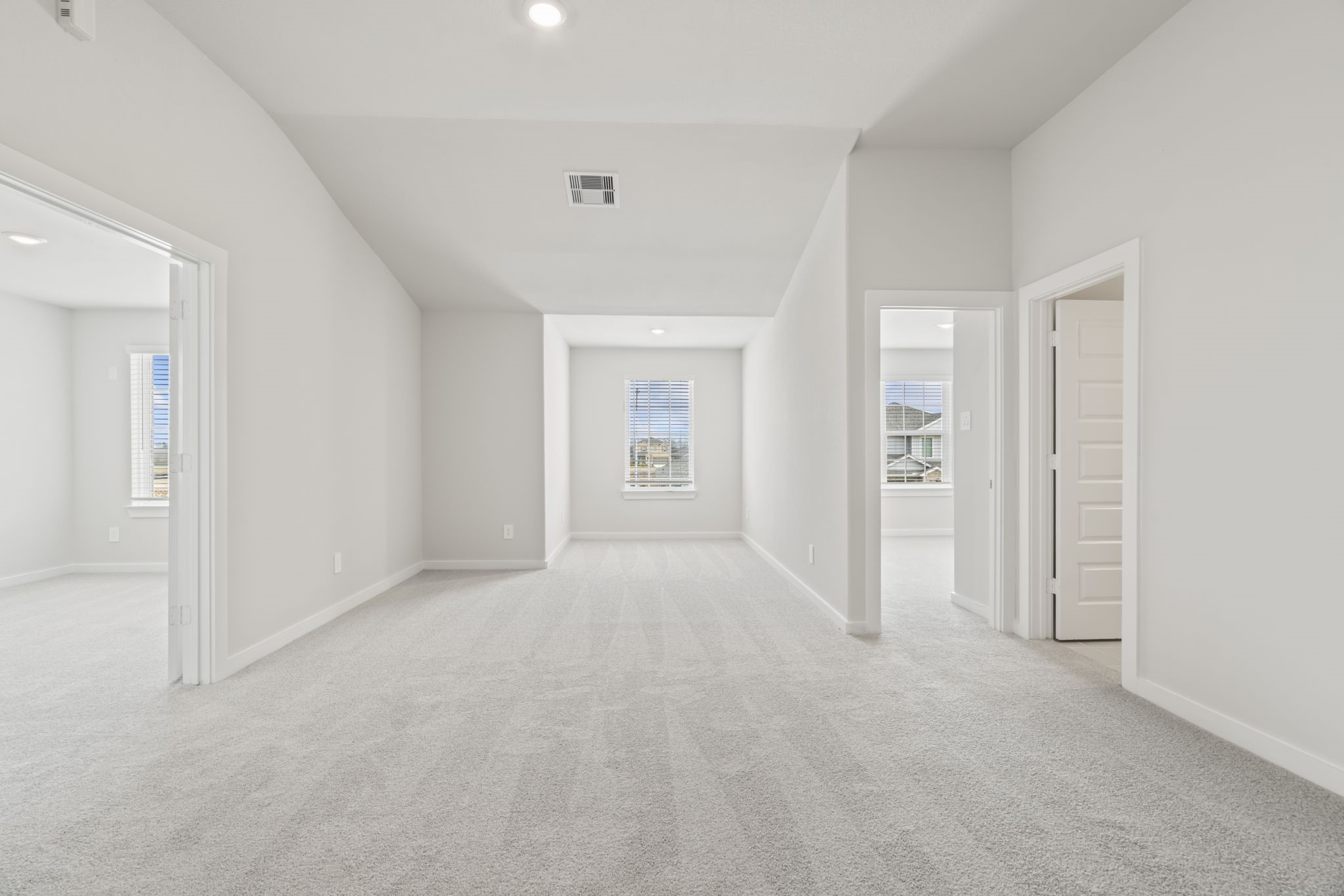 6606 Lenwood Lane Rosharon, TX 77583 - Photo 28 of 33 an empty room with windows and closet