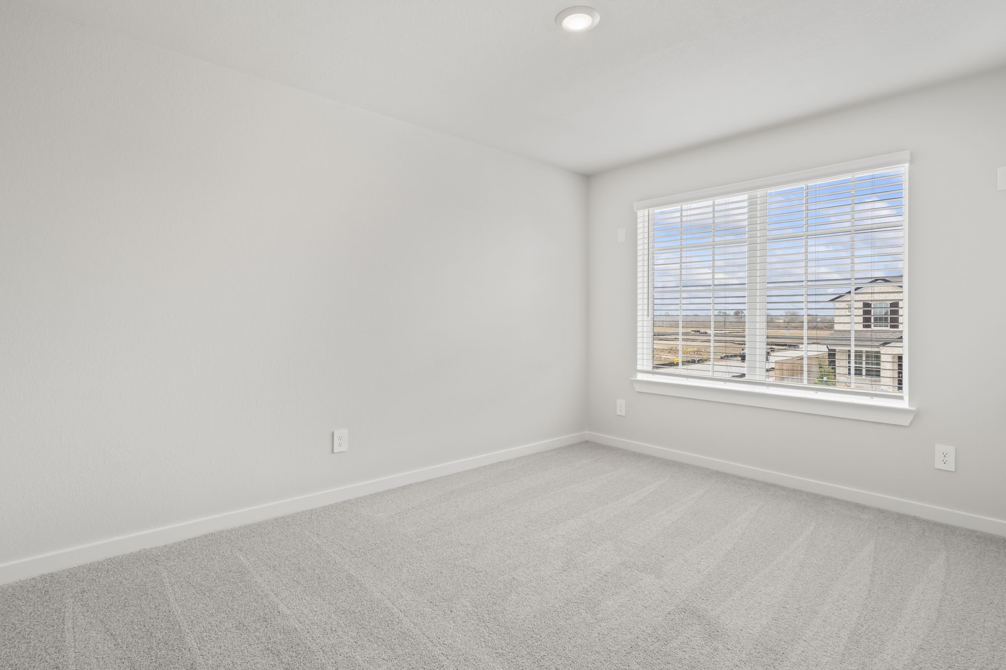 6606 Lenwood Lane Rosharon, TX 77583 - Photo 29 of 33 an empty room with a window