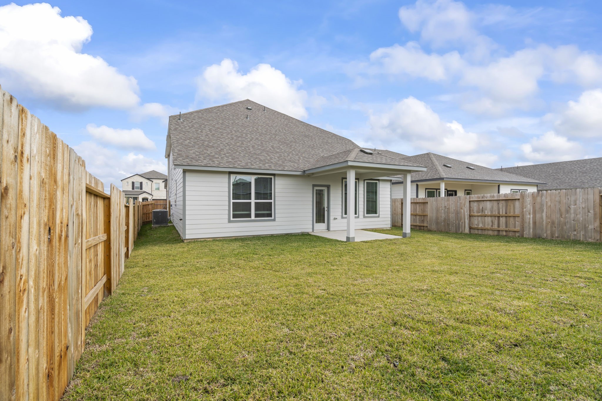 6606 Lenwood Lane Rosharon, TX 77583 - Photo 33 of 33 a front view of a house with a garden
