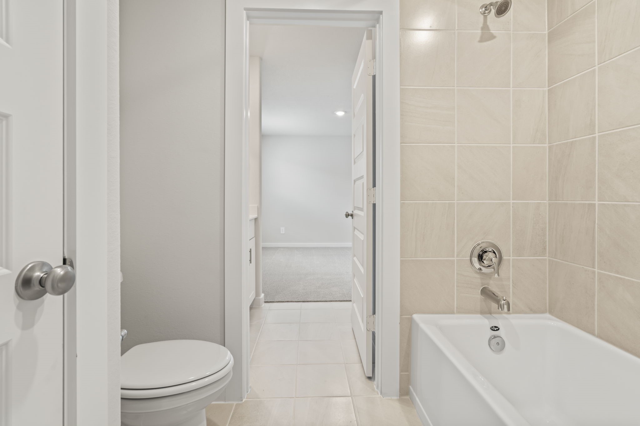 6606 Lenwood Lane Rosharon, TX 77583 - Photo 7 of 33 a bathroom with a bathtub and a toilet