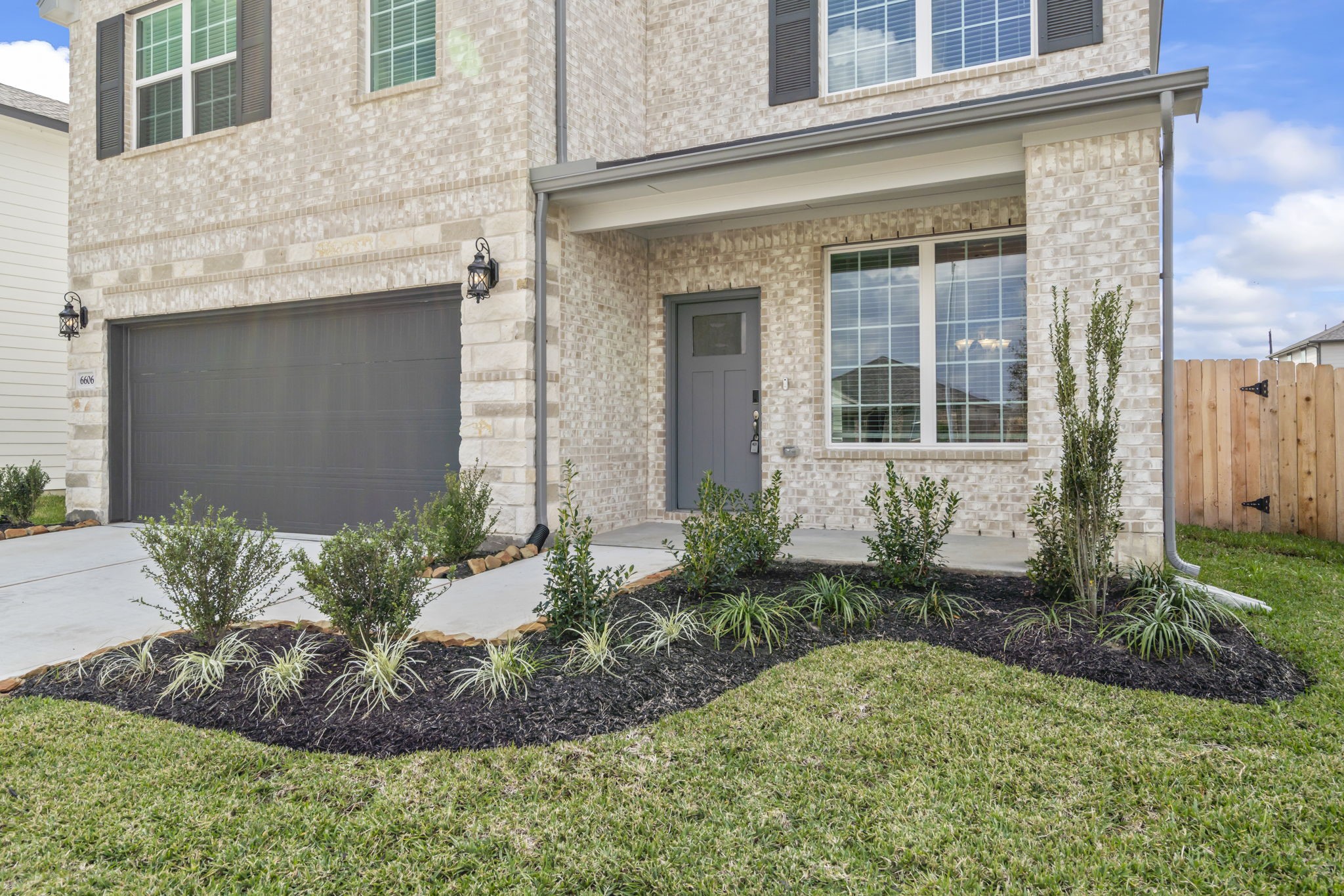 6606 Lenwood Lane Rosharon, TX 77583 - Photo 10 of 33 a front view of a house with garden
