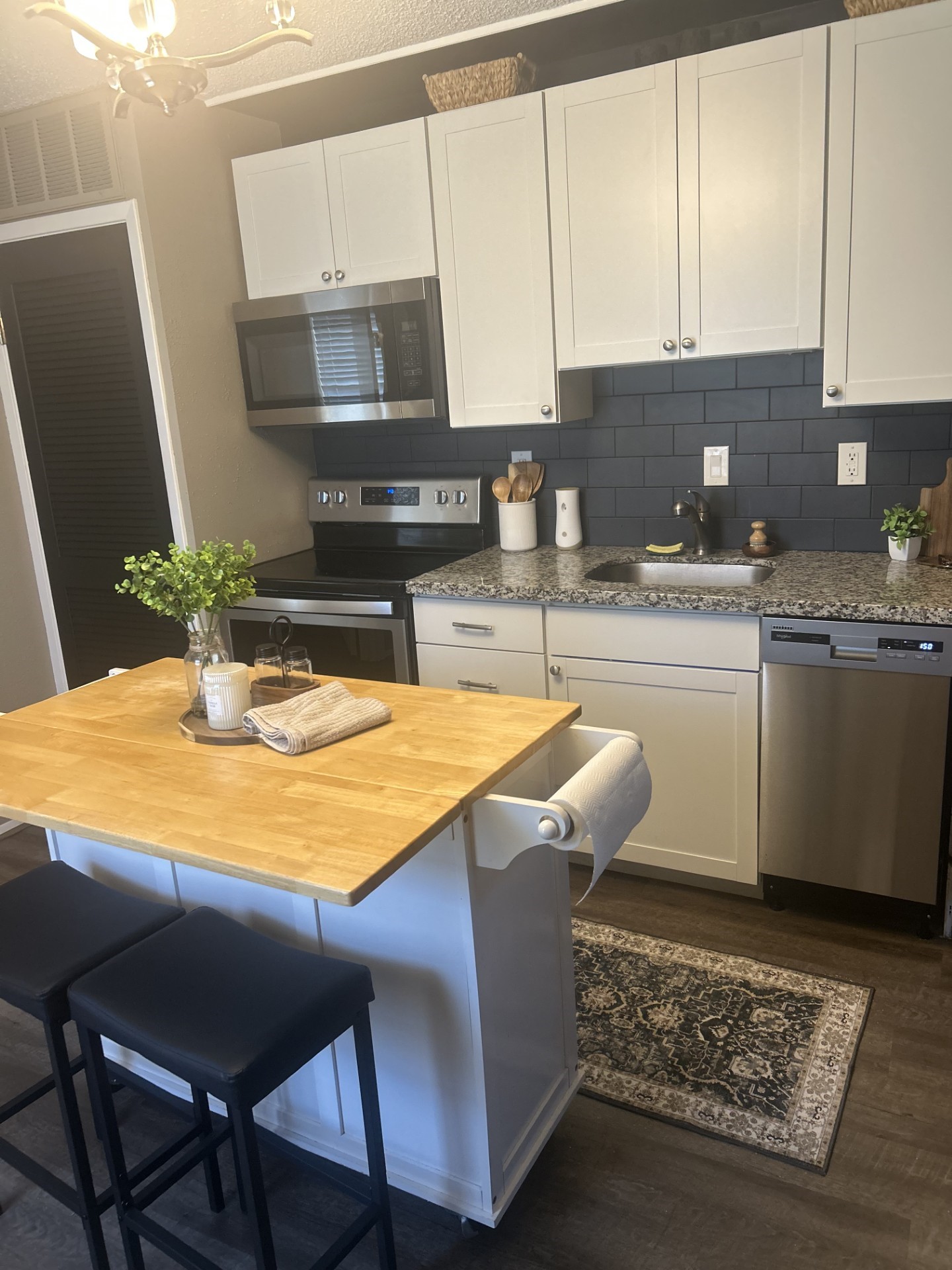 12900 Walden Road, Unit 819H Montgomery, TX 77356 - Photo 3 of 10 Kitchen with island, perfect for entertaining!
