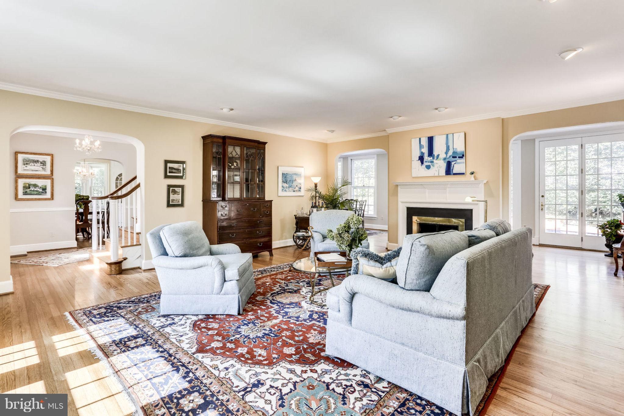4619 32nd Road North Arlington, VA 22207 - Photo 5 of 30 Living Room 19'9" x 22'2"