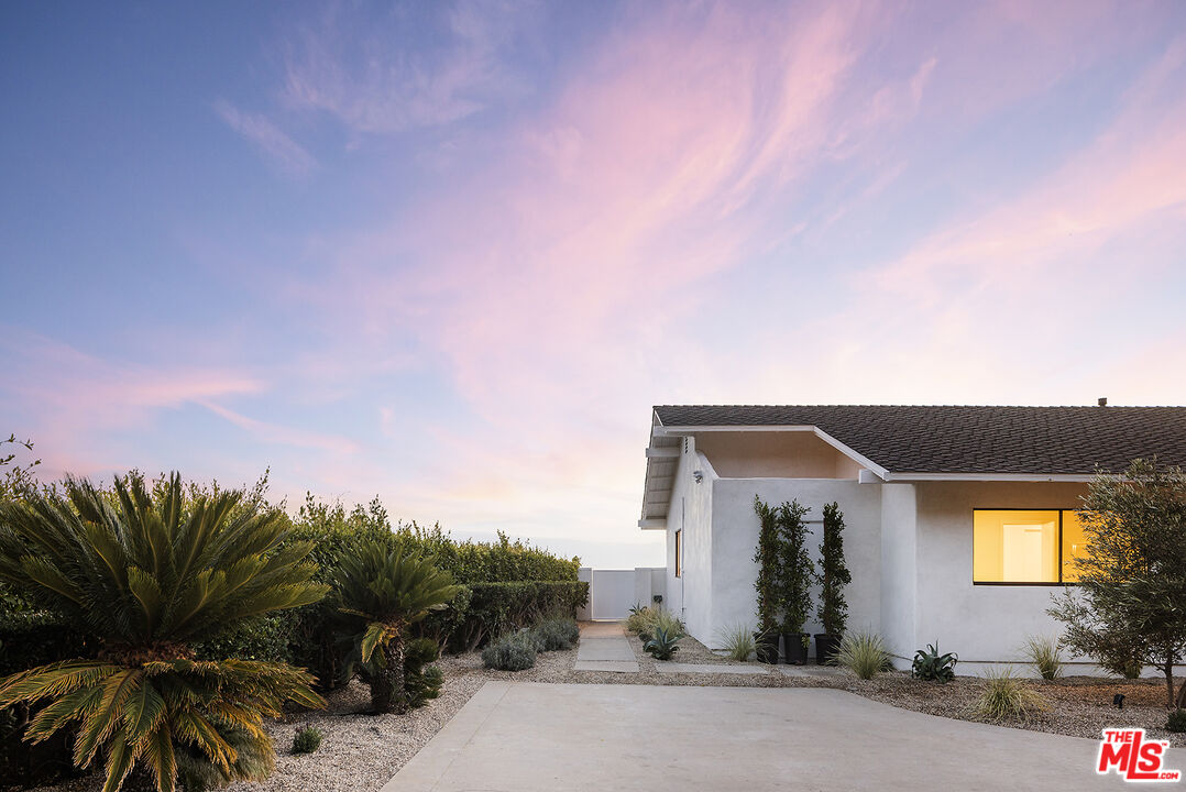 20374 Seaboard Road Malibu, CA 90265 - Photo 40 of 43 a backyard of a house with table and chairs