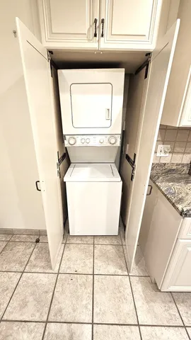 $289,900 | 410 North Raynor Avenue, Unit 1W, Joliet, IL 60435